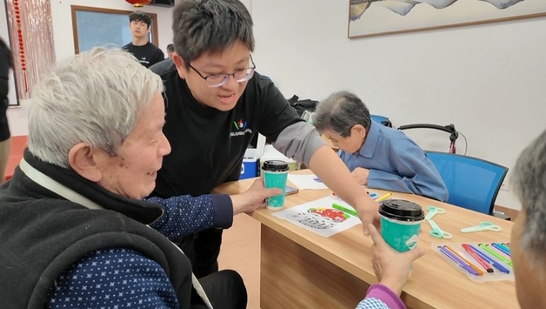 崇明岛上的重阳节 每一幕都写满温情的老年人养护服务