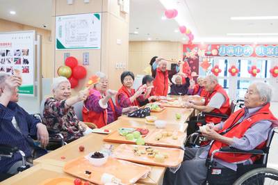 医养结合看淄博丨淄博鸿巢养护院 全方位服务，提升老年人幸福指数